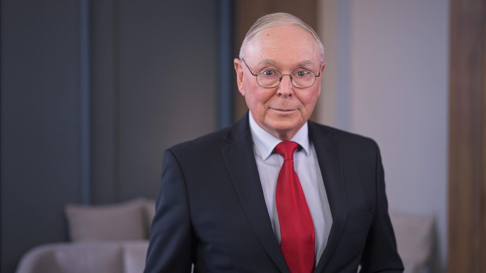 Charlie Munger’s ‘Man with the Hammer’ Warning: 7 Ways This Thinking Error Ruins Smart People’s Decisions