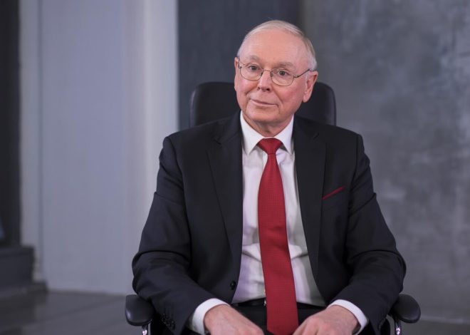 How Charlie Munger’s ‘Reversal Thinking’ Helped Him Become a Billionaire
