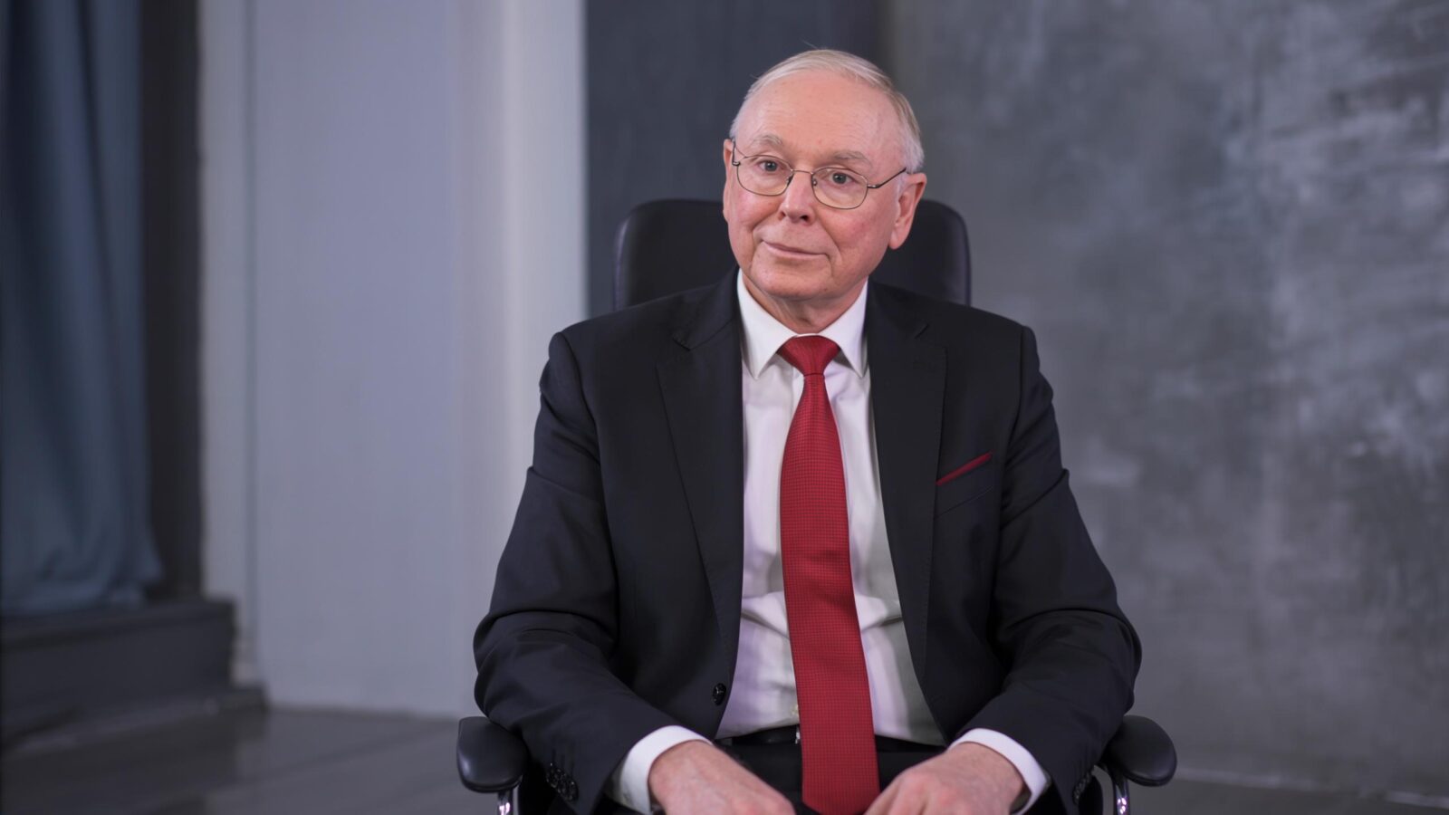 How Charlie Munger’s ‘Reversal Thinking’ Helped Him Become a Billionaire